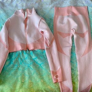 The brand is new mix it’s a L super stretchy very comfortable☺️